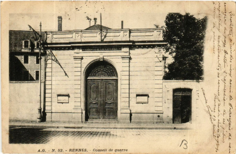 Carte postale ancienne Rennes - Conseil de guerre à Rennes