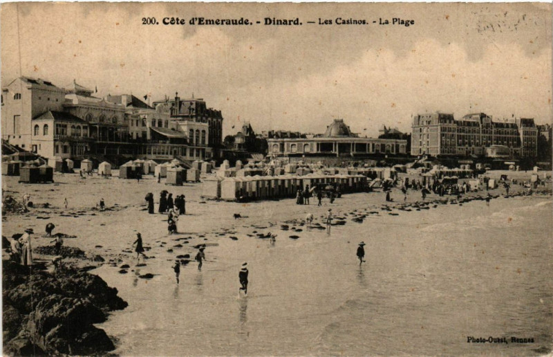 Carte postale ancienne Dinard - Les Casinos - La Plage à Dinard