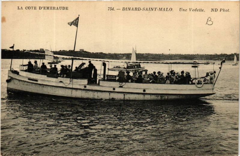 Carte postale ancienne Dinard-Saint-Malo - Une Vedette à Dinard