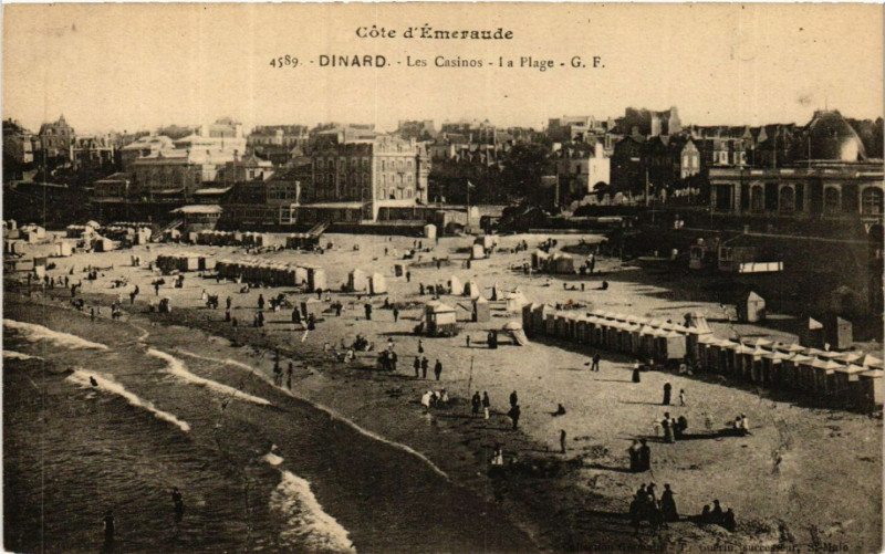 Carte postale ancienne Dinard - Les Casinos - La Plage à Dinard