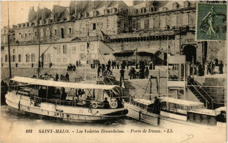 Carte postale ancienne Saint-Malo - Les Vedettes DINARDaises - Porte de Dinan à Saint-Malo