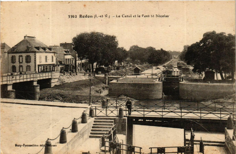 Carte postale ancienne Le Canal et le Pont Saint-Nicolas à Redon