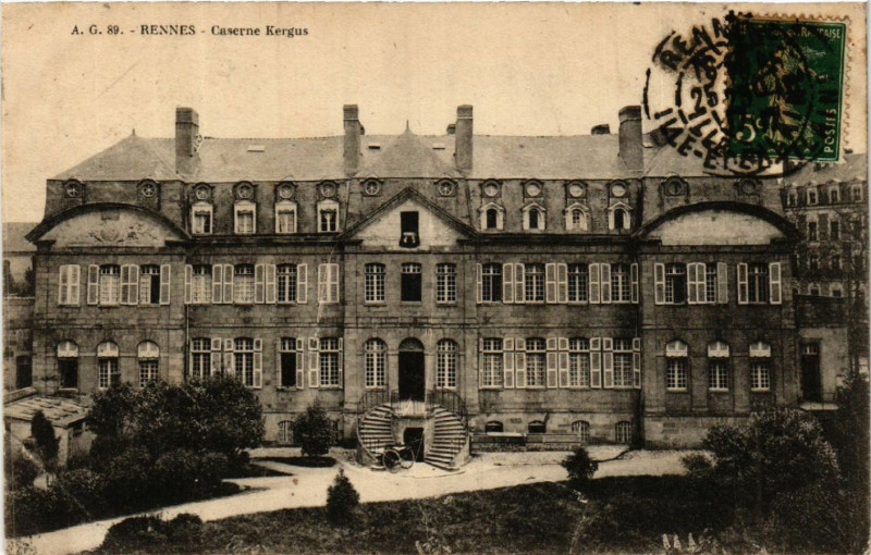 Carte postale ancienne Rennes - Caserne Kergus à Rennes