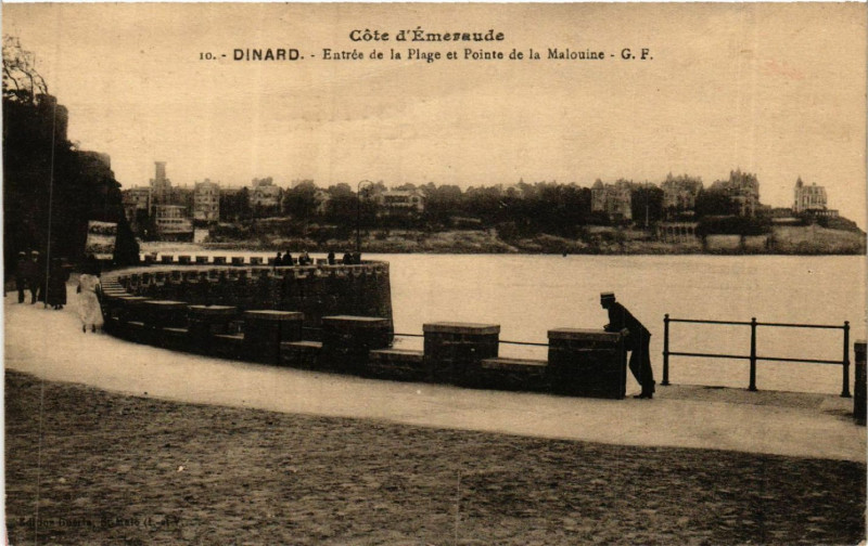 Carte postale ancienne Dinard - Entrée de la Plage et Pointe de la à Dinard