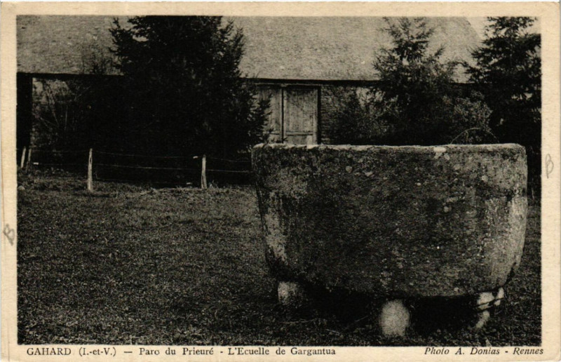 Carte postale ancienne Gahard - Parc du Prieure - L'Ecuelle de Gargantua à Gahard