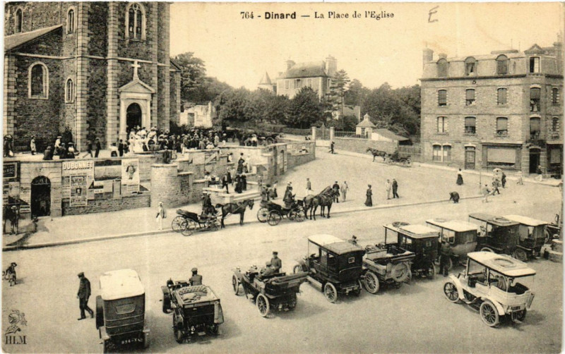 Carte postale ancienne Dinard - La Place de l'Eglise à Dinard