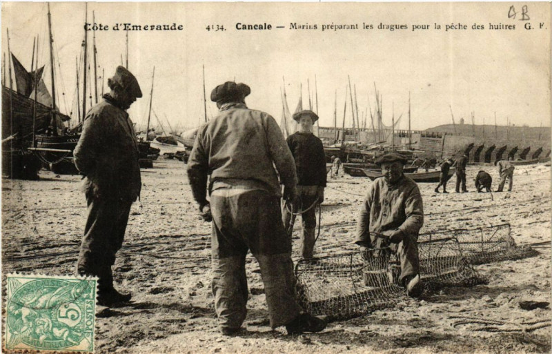 Carte postale ancienne Cancale - Marins preparant les dragues pou la à Cancale