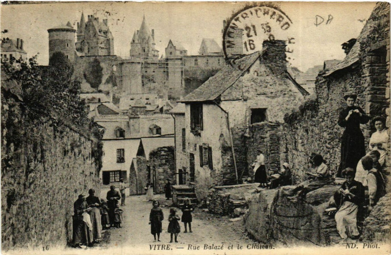 Carte postale ancienne Vitre - Rue Balaze et le Chateau à Vitré