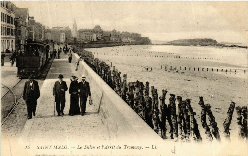 Carte postale ancienne Saint-Malo - Le Sillon et l'Arret du Tramway à Saint-Malo