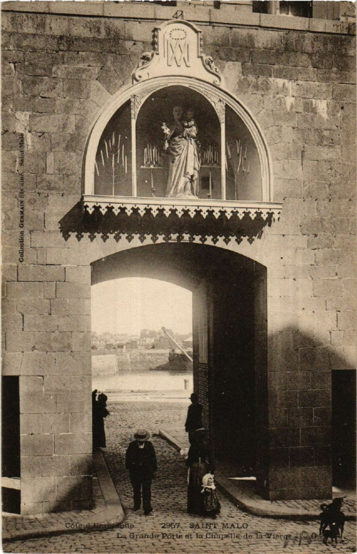 Carte postale ancienne Saint-Malo - La Grande Porte et la Chapelle de la Vierge à Saint-Malo