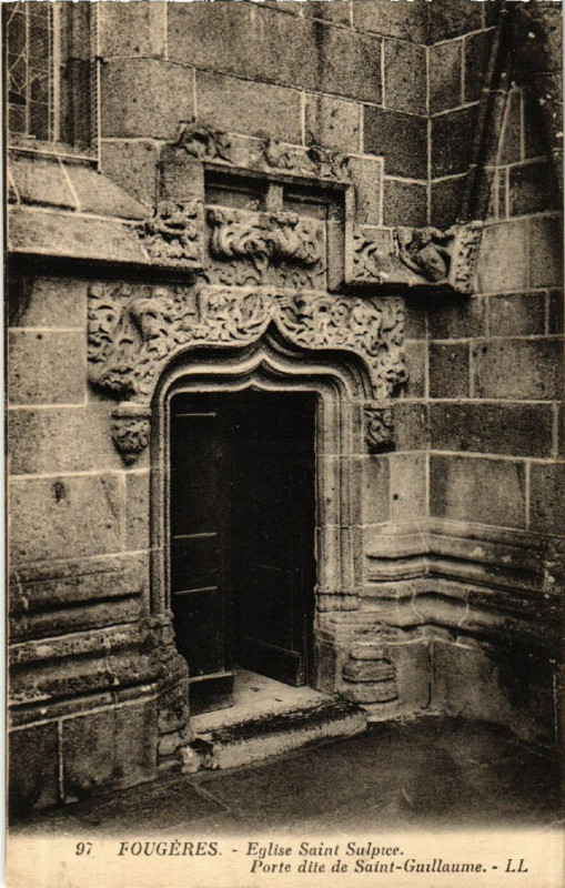 Carte postale ancienne Fougeres - Eglise Saint-Sulpice - Porte dite de Saint-Guillaume à Fougères