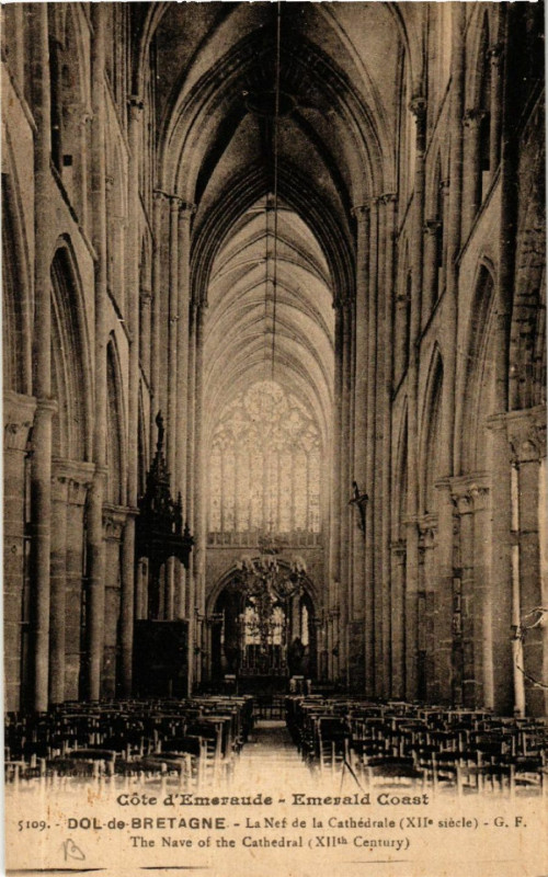 Carte postale ancienne Dol-de-Bretagne - La Nef de la Cathédrale (Xii siecle) à Dol-de-Bretagne