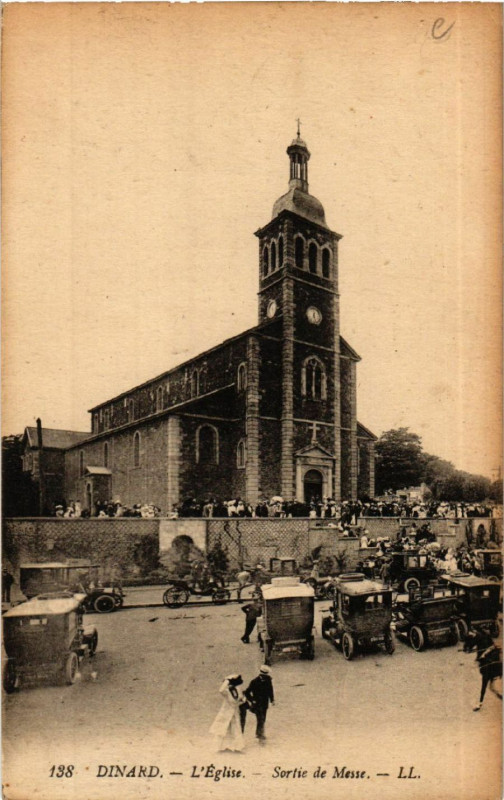 Carte postale ancienne Dinard - L'Eglise - Sortie de Messe à Dinard