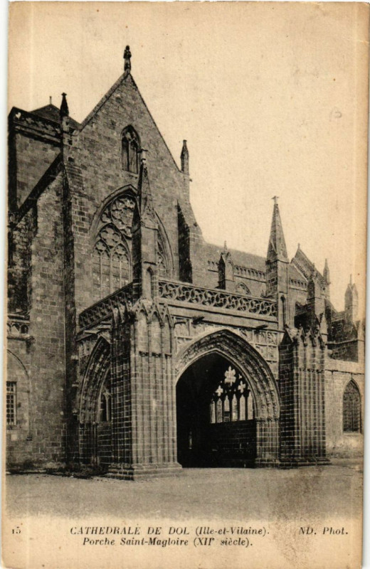 Carte postale ancienne Cathédrale de Dol - Porche Saint-Magloire (Xii s.)