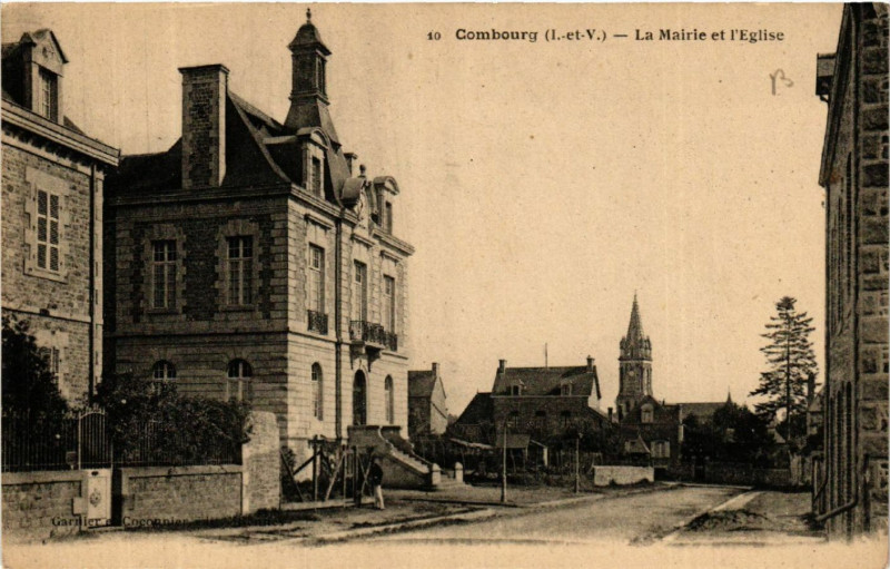 Carte postale ancienne Combourg - La Mairie et l'Eglise à Combourg