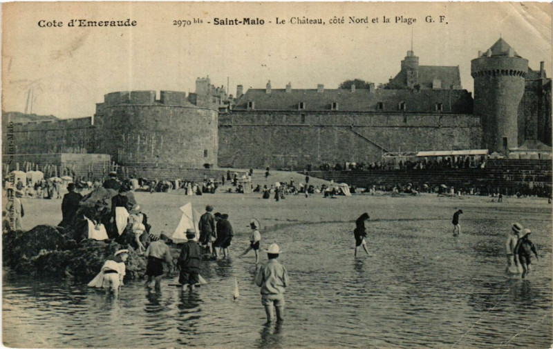 Carte postale ancienne Saint-Malo - Le Chateau cote Nord et la Plage à Saint-Malo
