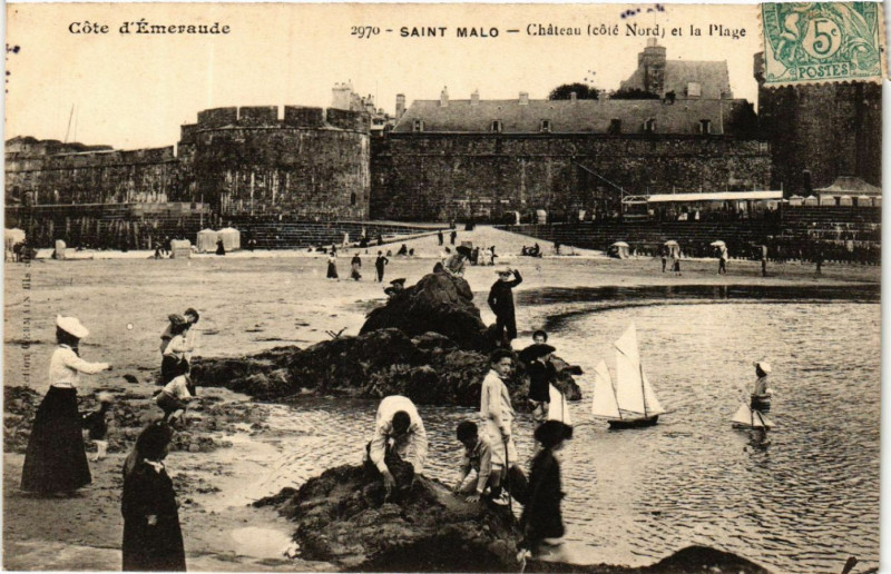 Carte postale ancienne Saint-Malo - Chateau (cote Nord) et la Plage à Saint-Malo