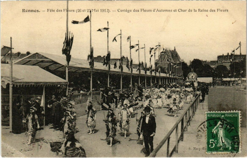 Carte postale ancienne Rennes - Féte des Fleurs - Coriége des Fleurs - d'Automne et Char à Rennes
