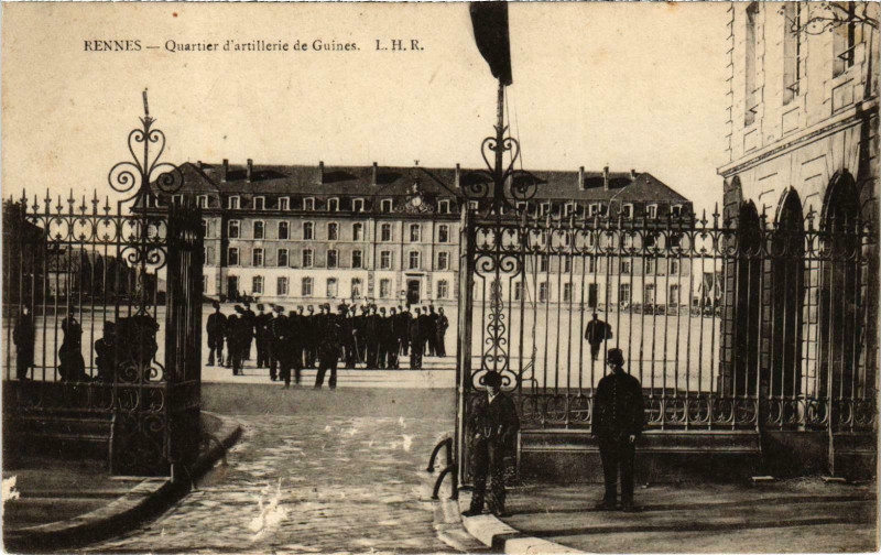 Carte postale ancienne Militaire - Rennes - Quartier d'artillerie de Guines à Rennes