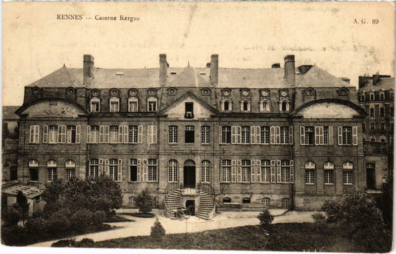 Carte postale ancienne Militaire - Rennes - Caserne Kergus à Rennes