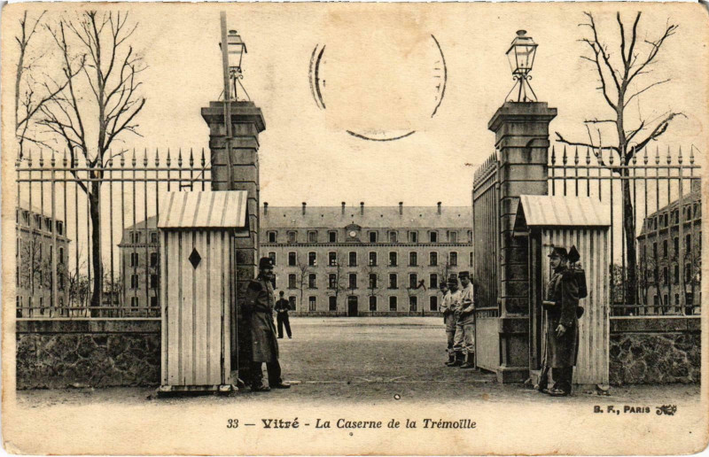 Carte postale ancienne Militaire - Vitre - La Caserne de la Trémoille à Vitré