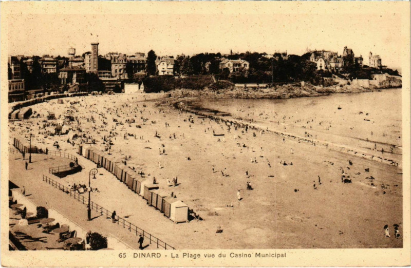Carte postale ancienne Dinard- La Plage vue du Casino Municipal France à Dinard