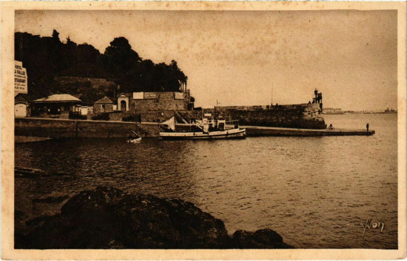 Carte postale ancienne Dinard- La Cale, Embarcadere des Vedettes France à Dinard