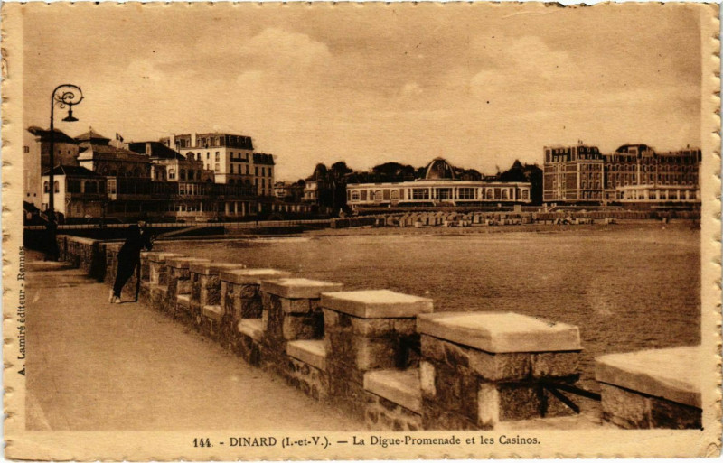 Carte postale ancienne Dinard- La Digue Promenade et les Casinos France à Dinard
