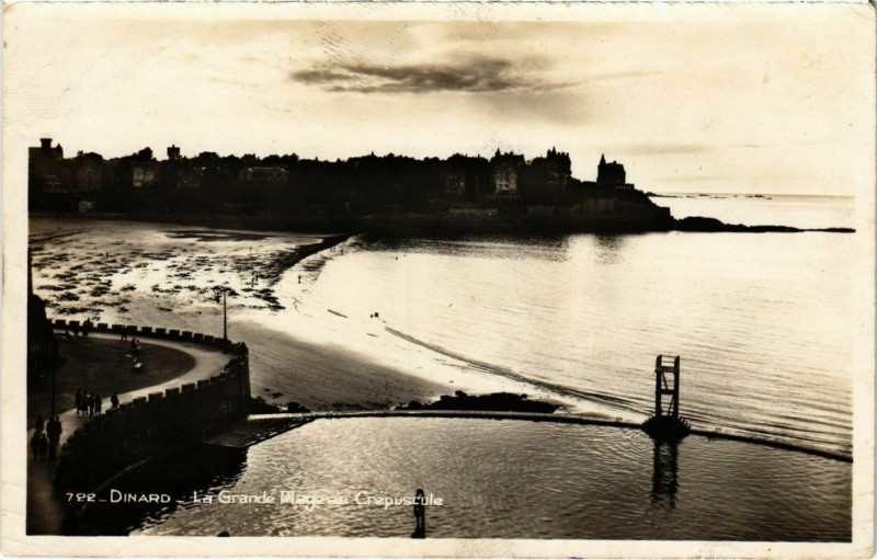 Carte postale ancienne Dinard- La Grande Plage du Crepuscule France à Dinard