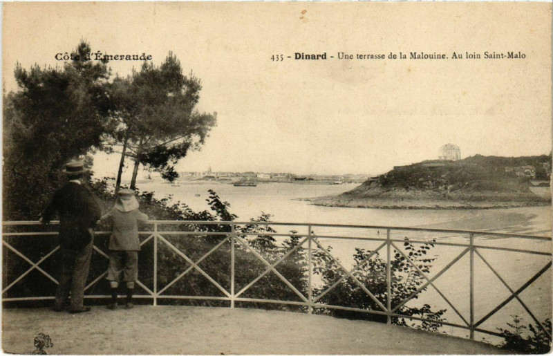 Carte postale ancienne Dinard- Une terrasse de la Malouine, Au loinSaint-Malo France à Dinard