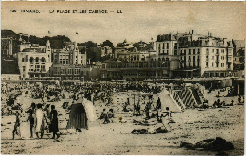 Carte postale ancienne Dinard- La Plage et les Casinos France à Dinard