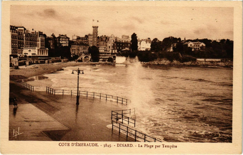 Carte postale ancienne Dinard- La Plage par tempete France à Dinard