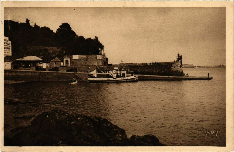 Carte postale ancienne Dinard- La Cale, Embarcadere des Vedettes France à Dinard