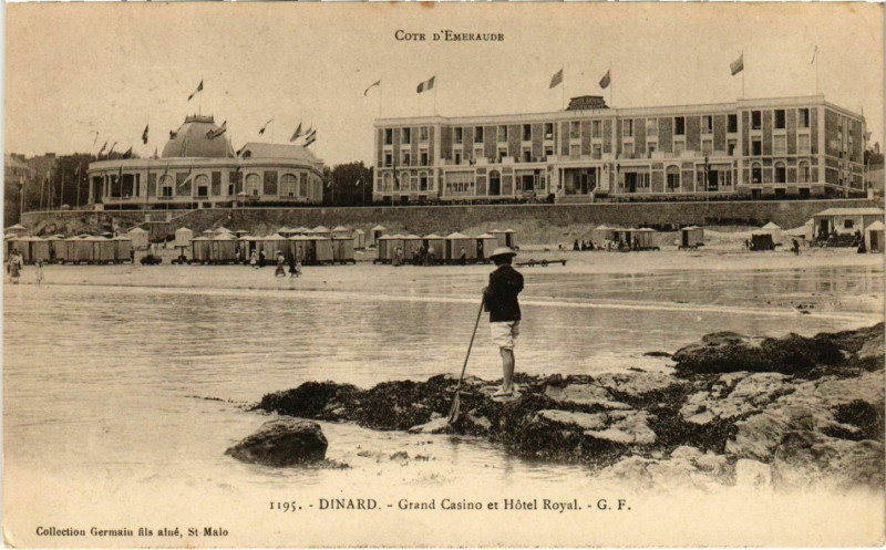 Carte postale ancienne Dinard- Grand Casino et Hotel Royal France à Dinard