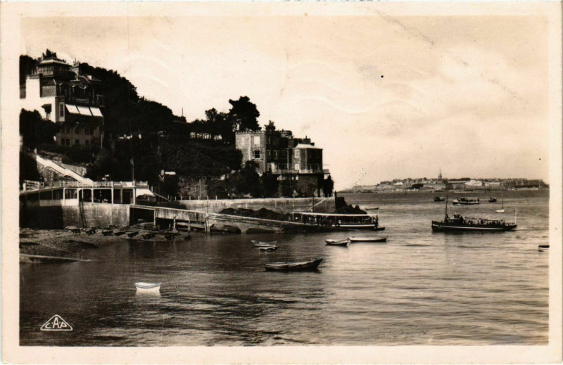 Carte postale ancienne Dinard- Les Vedettes vertes France à Dinard