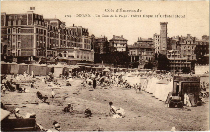 Carte postale ancienne Dinard- Un coin de la Plage, Hotel Royal&Crystal Hotel France à Dinard