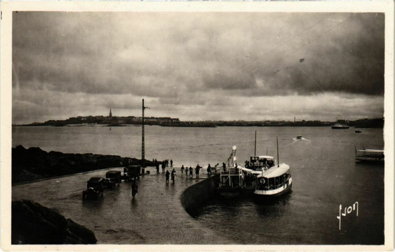 Carte postale ancienne Dinard- Embarcadere des Vedettes France à Dinard