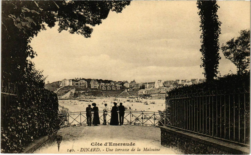 Carte postale ancienne Dinard- Une terrasse de la Malouine France à Dinard
