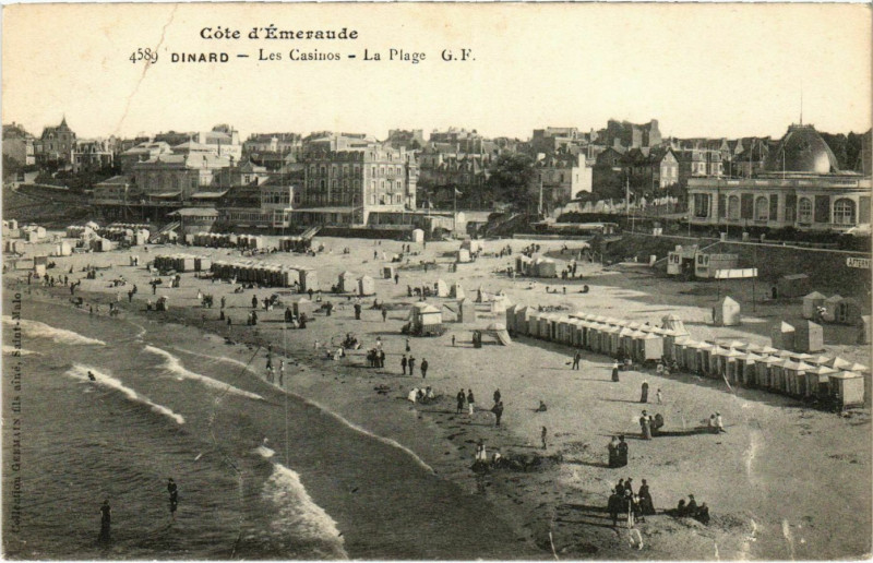 Carte postale ancienne Dinard- Les Casinos, la Plage France à Dinard