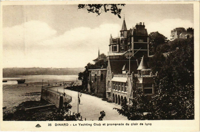 Carte postale ancienne Dinard- Le Yachting Club et promenade du clair de lune France à Dinard