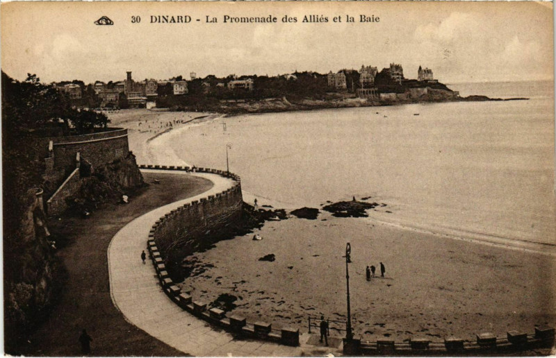 Carte postale ancienne Dinard- La Promenade des Allies et la Baie France à Dinard