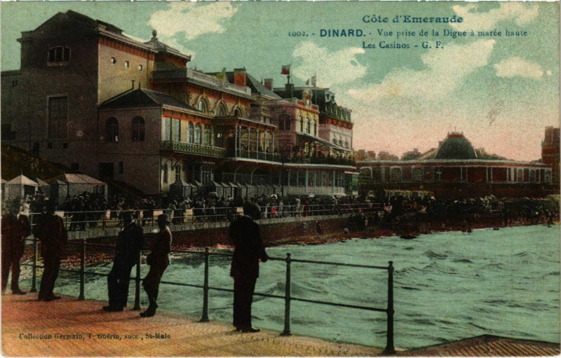 Carte postale ancienne Dinard- vue prise de la Digue a maree haute Les Casinos France à Dinard