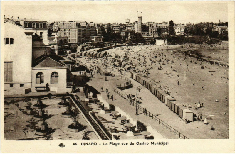 Carte postale ancienne Dinard- La Plage vue du Casino Municipal France à Dinard