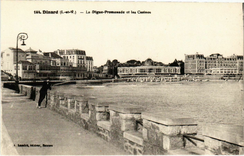 Carte postale ancienne Dinard- La Digue, Promenade et les Casinos France à Dinard