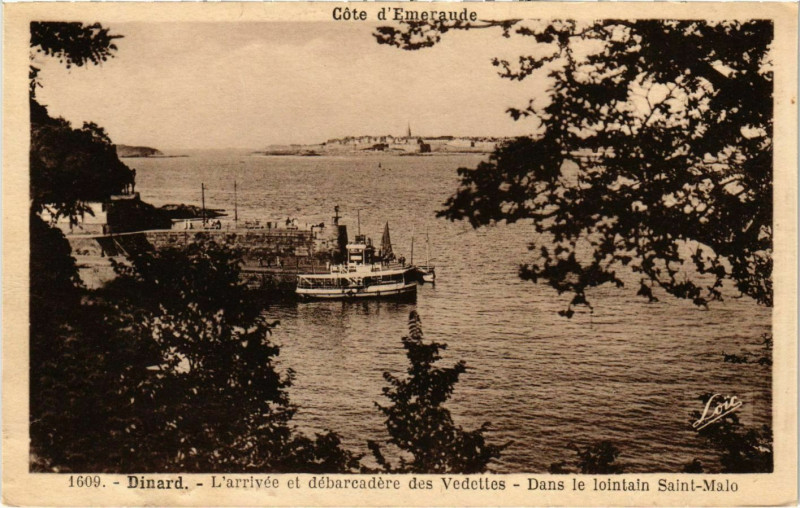 Carte postale ancienne Dinard- Arrivee et debarcadere des Vedettes France à Dinard