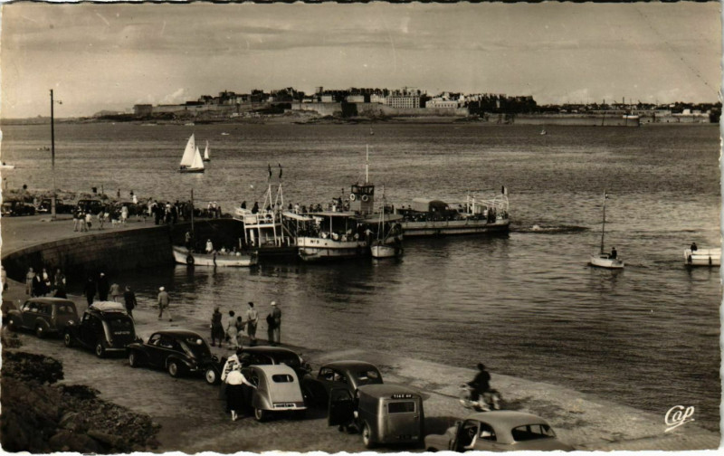 Carte postale ancienne Dinard- Embarcadere, au loinSaint-Malo France à Dinard