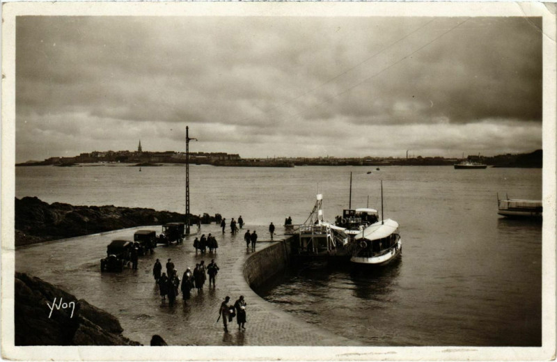 Carte postale ancienne Dinard- Embarcadere des Vedettes Vertes France à Dinard