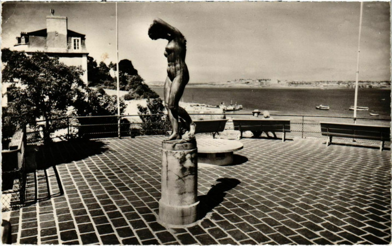 Carte postale ancienne Dinard- La Terrasse de l'Aquarium France à Dinard