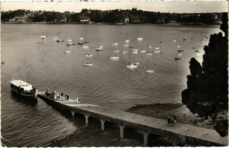 Carte postale ancienne Dinard- Embarcadere des Vedettes Vertes France à Dinard
