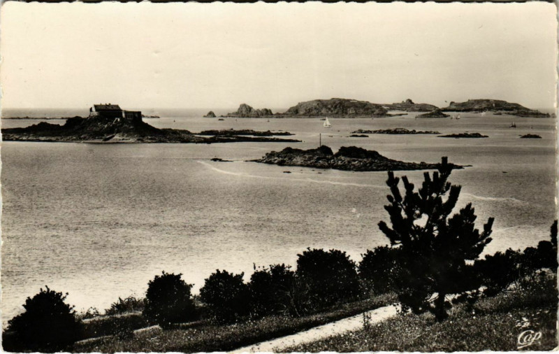 Carte postale ancienne Dinard- vue vers le Fort de Harbour,Ile de Ceembre France à Dinard